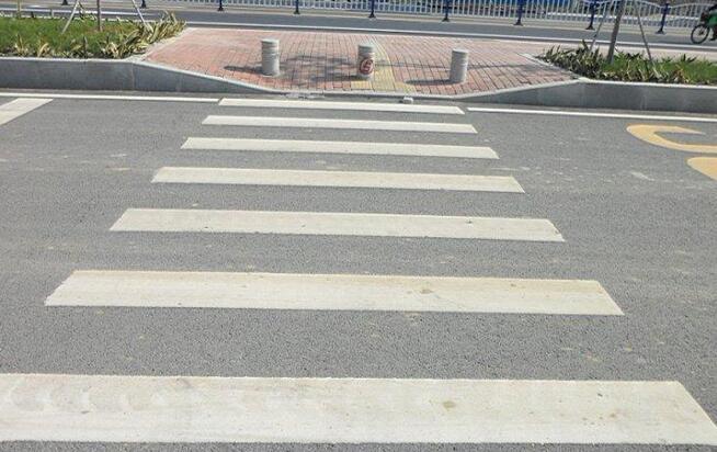 熱熔標(biāo)線涂料生產(chǎn)原材料及其作用有哪些？襄陽道路標(biāo)線施工廠家為你介紹