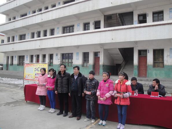 十堰交通安全設施廠家資助貧困生現(xiàn)場