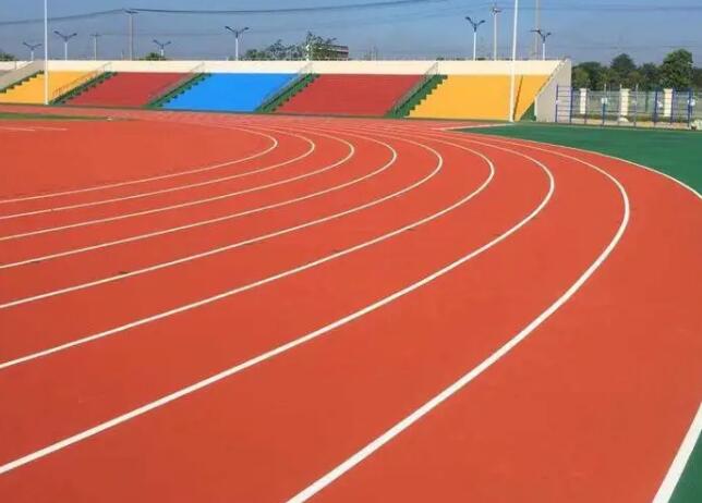 在十堰，學(xué)校塑膠跑道有哪些特點(diǎn)，施工全程又要注意什么！檢驗(yàn)要求呢？